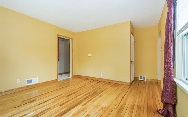 Foto del edificio - 3 Bedroom/1.5 Bathroom House - Available A...