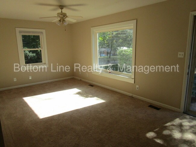 Building Photo - 107 Greentree Dr