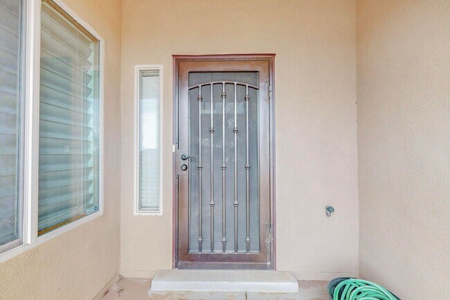 Building Photo - 3 bedroom, 2 1/2 Bath Pulte Ocotillo Model Home