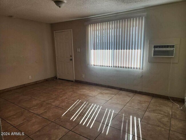 Foto del edificio - 2139 W Glenrosa Ave