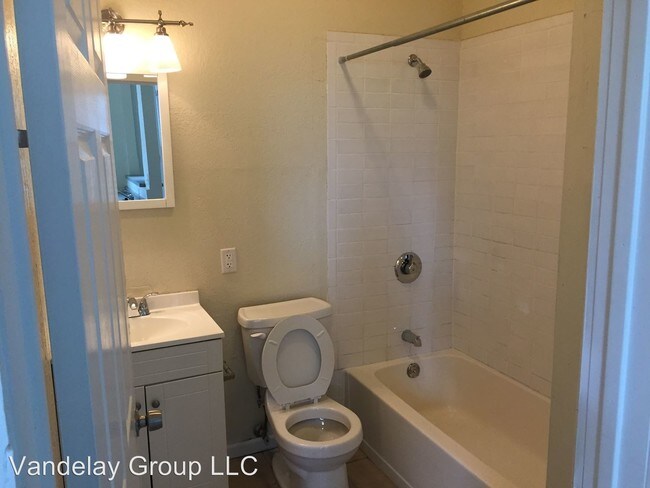 Building Photo - 1519 N Farwell Ave