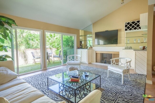 Building Photo - 2600 S Palm Canyon Dr