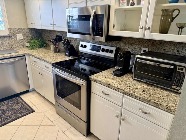 Kitchen - 505 S Farrell Dr