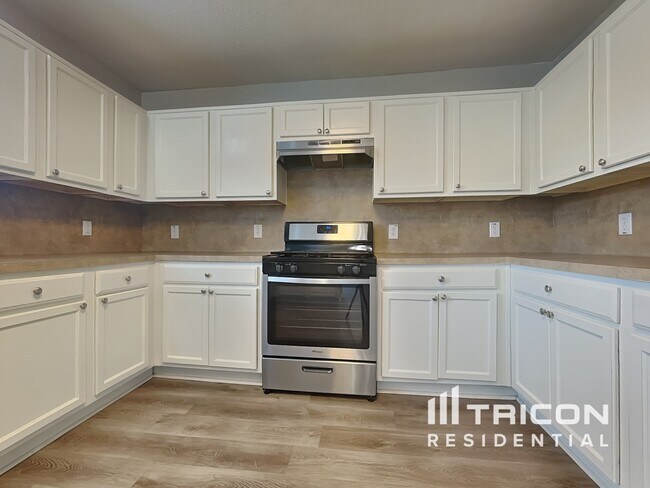 Foto del edificio - 6535 Providence View Ln