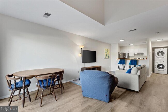 Foto del edificio - 3911 Woodhue Pl