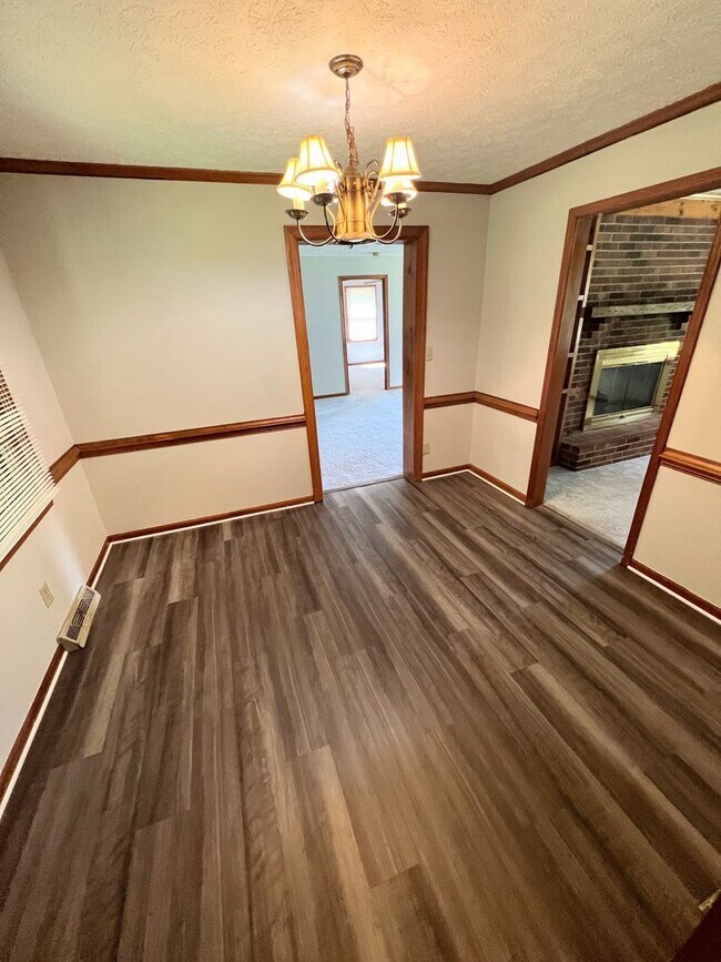 Building Photo - 4 Bedroom Home in Lynchburg