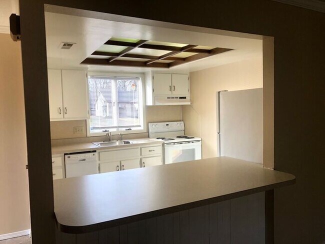 Foto del edificio - Two bedroom condo near Glenbrook Mall!