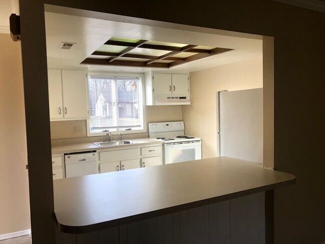Building Photo - Two bedroom condo near Glenbrook Mall!