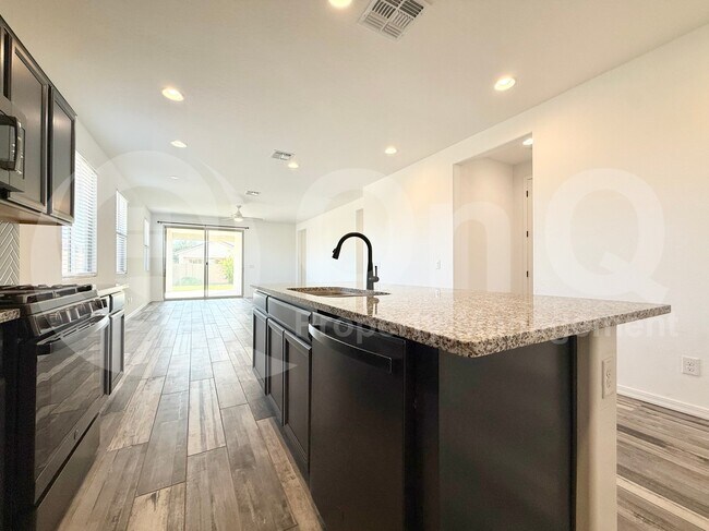 Building Photo - 349 E Hawaii Dr