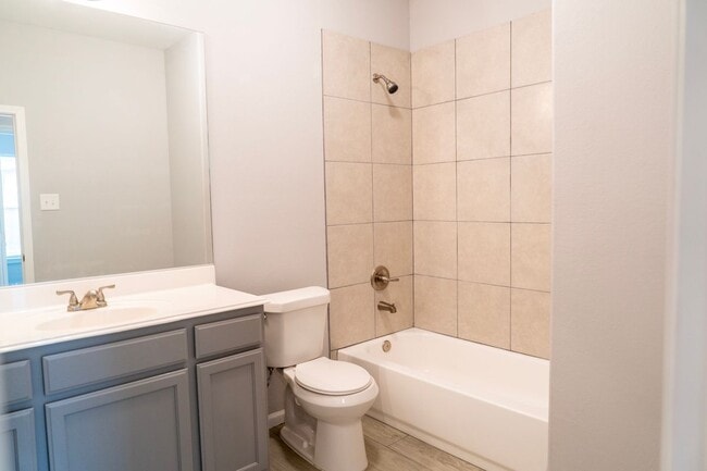 Building Photo - 3915 Brookmeade Dr