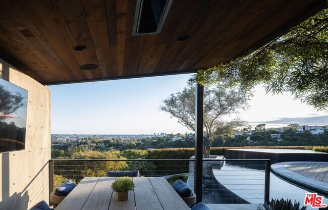 Foto del edificio - 2532 Canyon Oak Dr