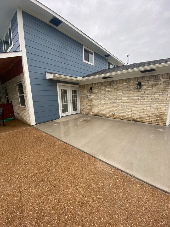 Building Photo - Gorgeous 4 bedroom with pool