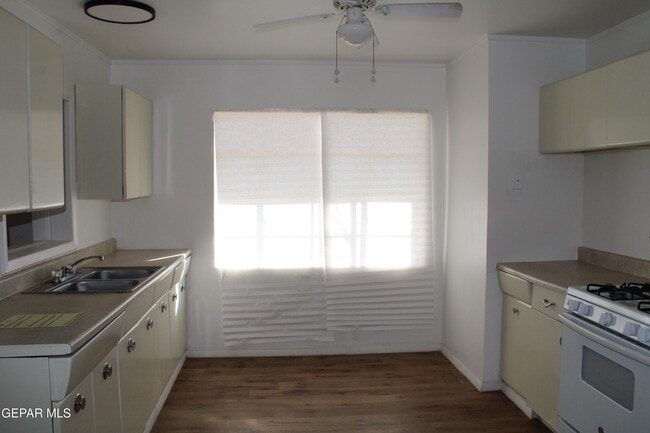 Building Photo - 1405 Clausen Dr