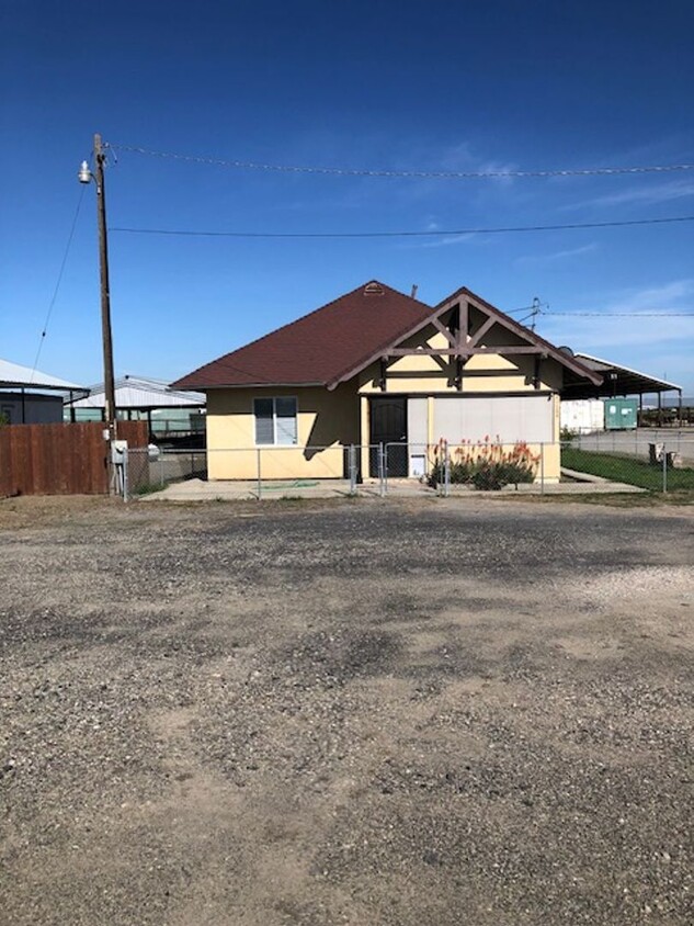 Primary Photo - 4 Bedroom Home in The Country