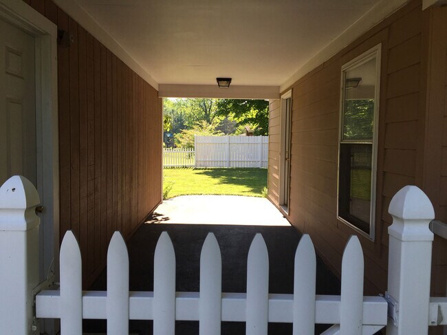 Building Photo - 10678 Bettyray Dr