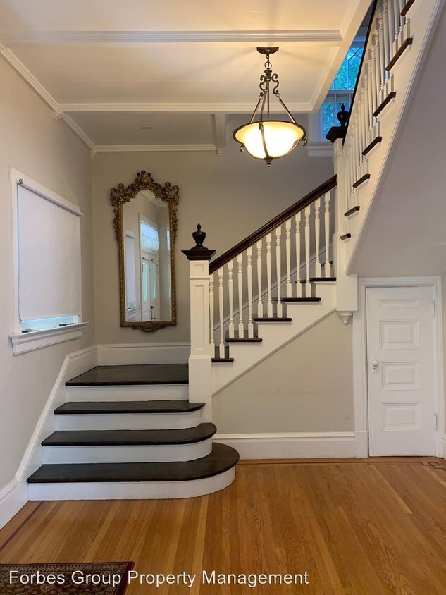 Foto principal - 4 br, 2.5 bath House - 560 N. 1st St.