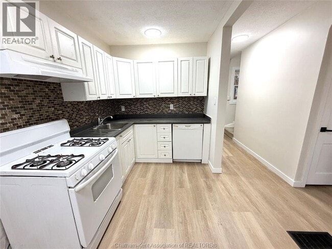 Building Photo - 149 Tweedsmuir Ave W