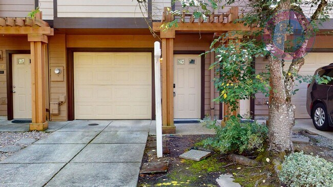 Foto del edificio - Prime Location, Directly Across From Nike Headquarters! Beautiful Townhouse, Two En-Suites, Centr...