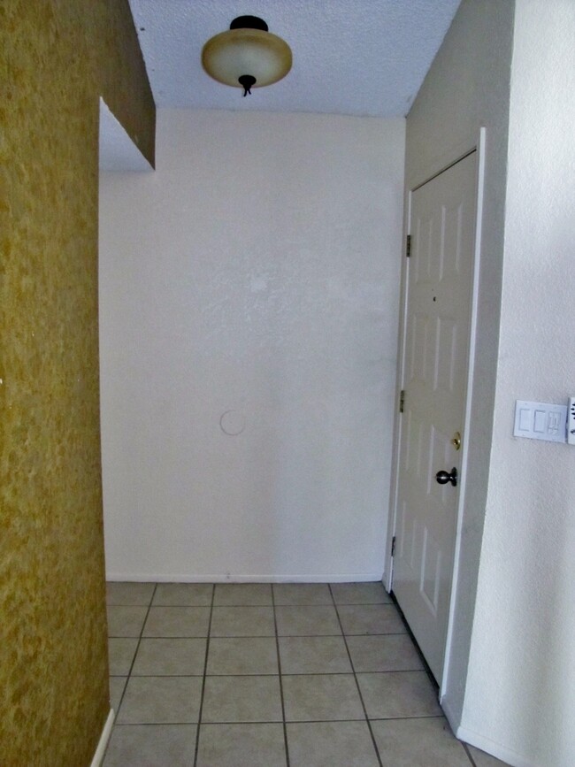 Building Photo - 2BR/2BA/1037 sq.ft. townhome in Sierra Vis...