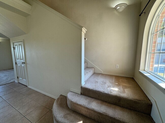 Foto del edificio - Spacious 3-Bedroom Duplex Located within C...