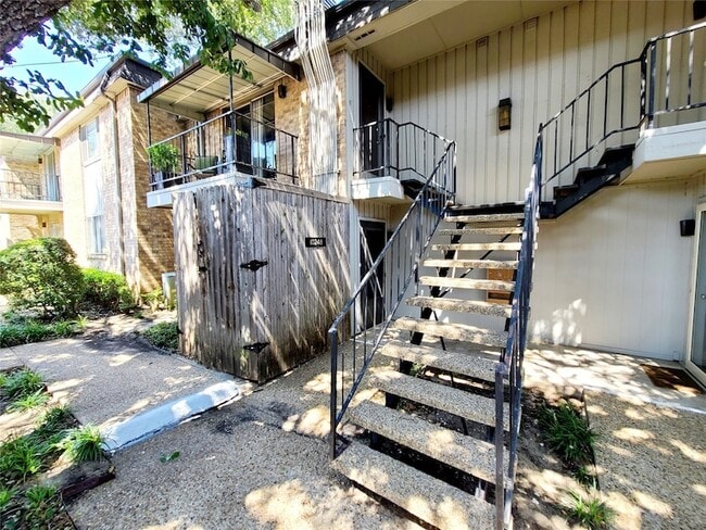 Building Photo - 10248 Regal Oaks Dr