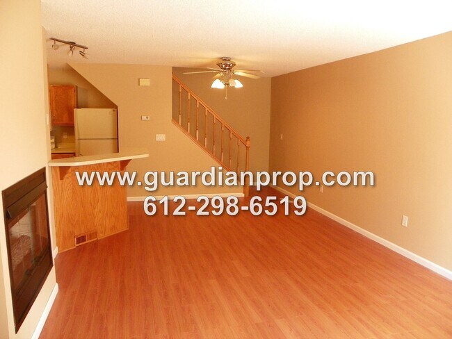 Foto del edificio - Townhouse Available June 1st, Open Floor Plan, Fireplace, Patio, Attached Garage