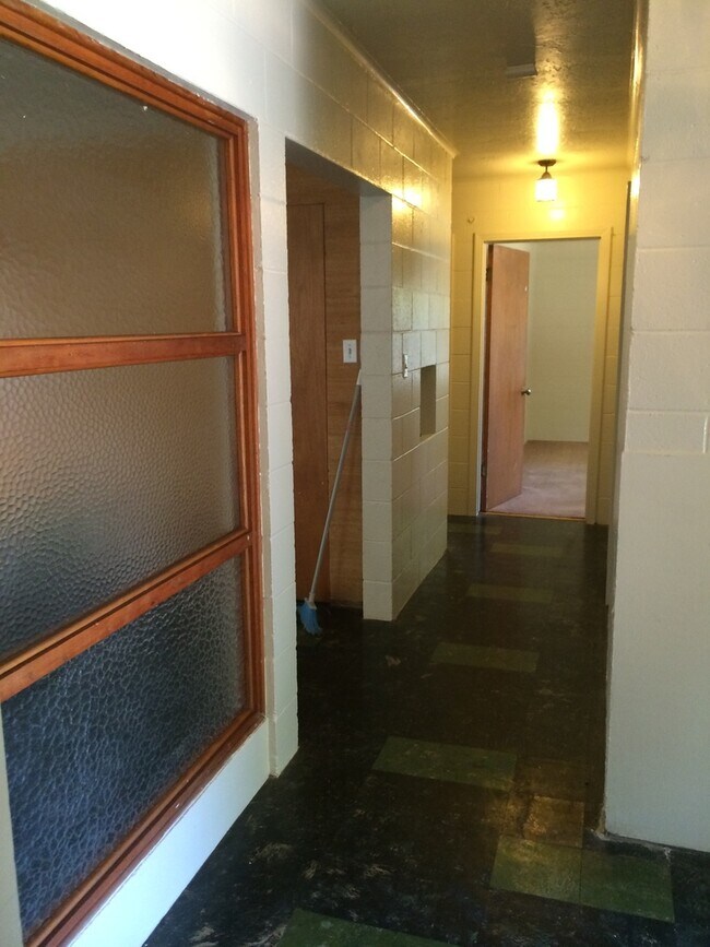 Building Photo - Home located steps from Downtown Davis & Campus