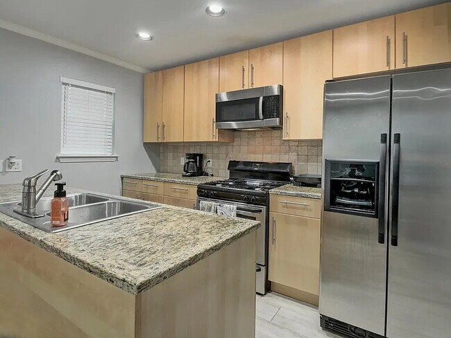 Foto del edificio - Updated North Austin Townhome with Exceptional Outdoor Space