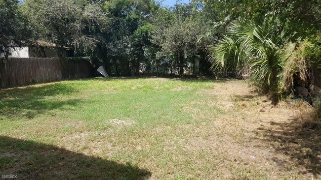 Building Photo - 804 W Morales St