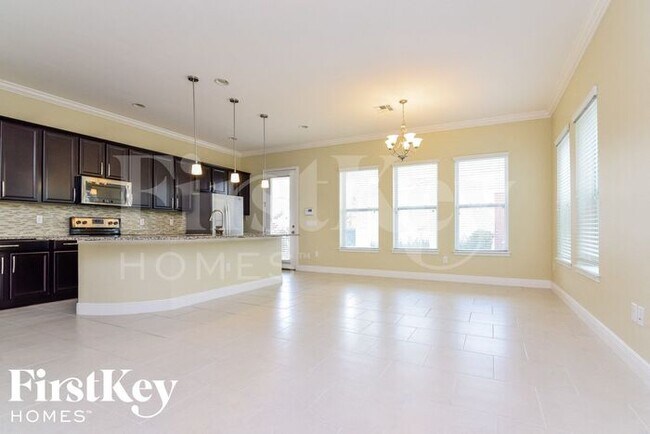 Building Photo - 5948 Village Center Dr