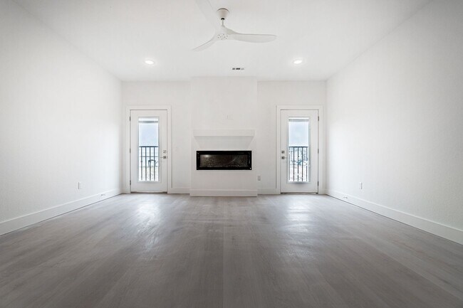 Foto del edificio - Beautiful townhome off of I St!