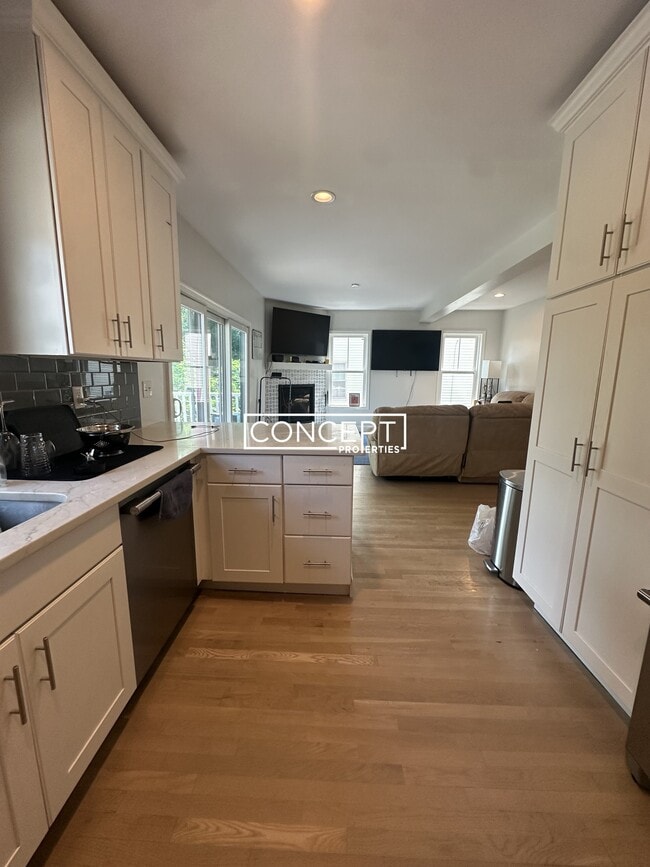 Building Photo - 331 Savin Hill Ave