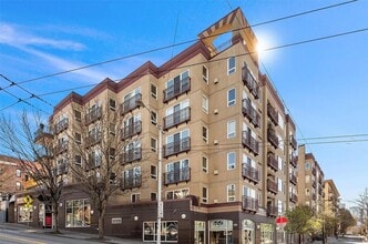 Building Photo - 1711 E Olive Wy