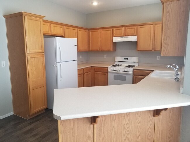 Building Photo - 4 Bedroom Single Family!!