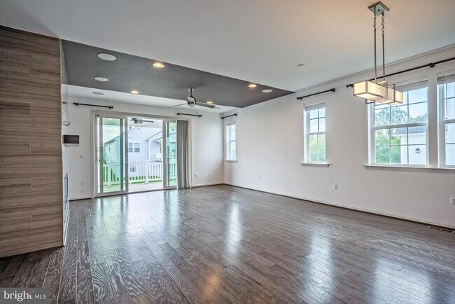 Building Photo - 557 Town Run Ln