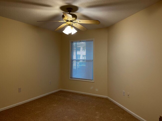 Building Photo - Town home located in Greenville