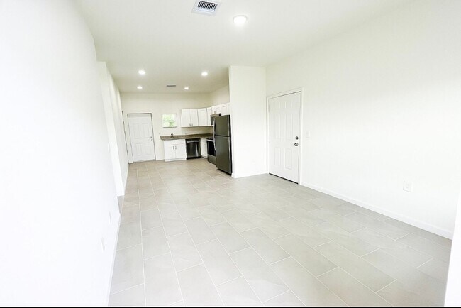 Foto del edificio - BRAND NEW-2/2/1-GREAT LEHIGH LOCATION