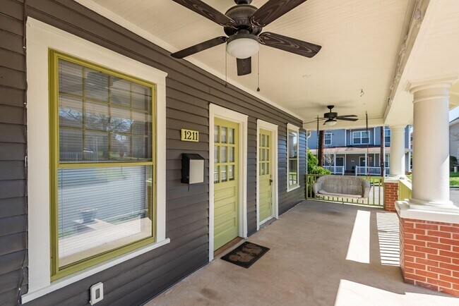 Foto del edificio - **Applications Pending** Available March 1...