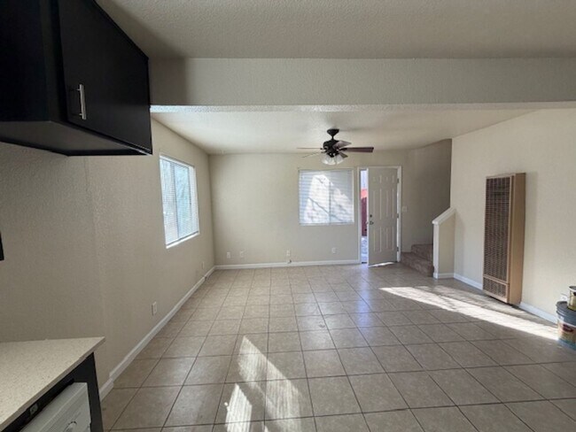 Foto del edificio - New Paint AND a Yard with a picket fence!