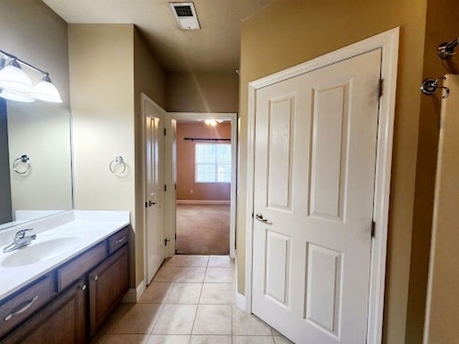 Building Photo - 2 Bedroom, 2 bath Condo Suncrest Village G...