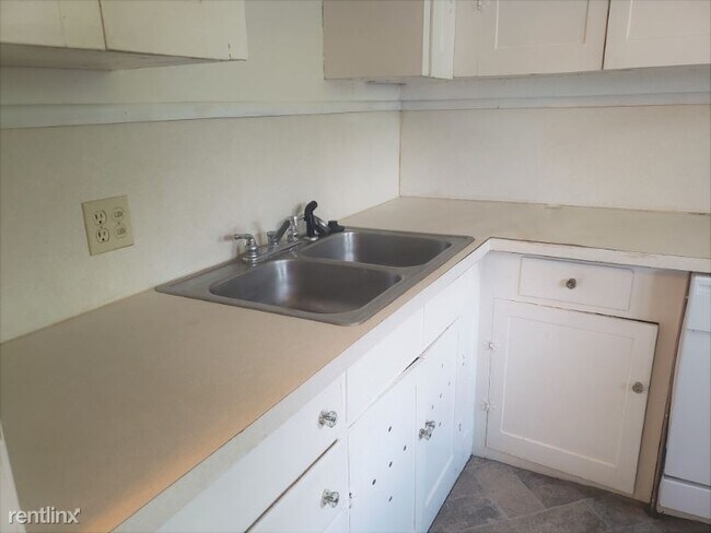 Building Photo - 2 br, 1 bath Townhome - 910 N. Amidon