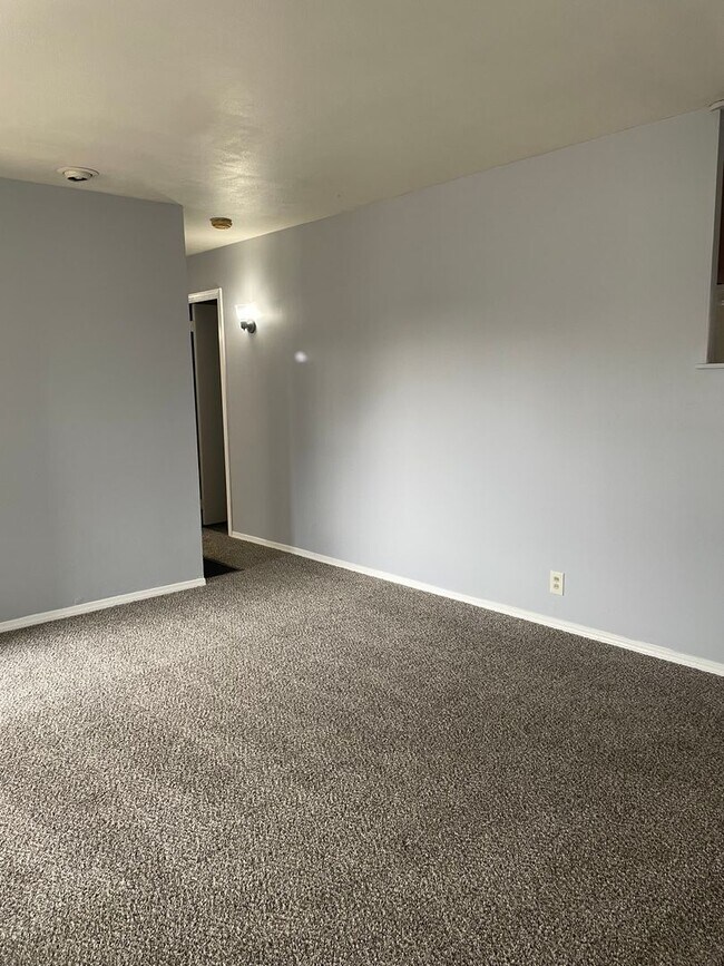 Building Photo - 3 Bedroom 1.5 Bath Home for Rent