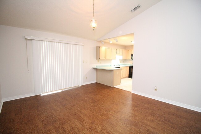 Building Photo - Accessible & spacious 2 / 2 duplex off Pin...