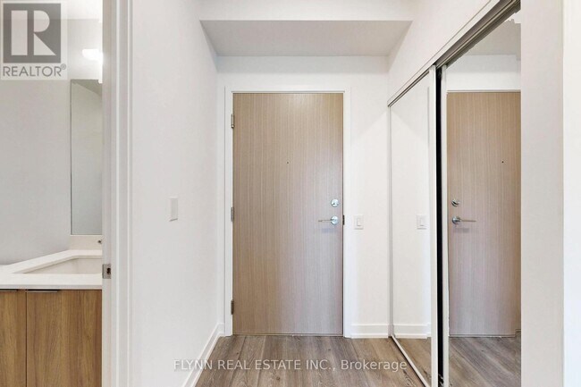 Photo du bâtiment - 395 Square One Dr