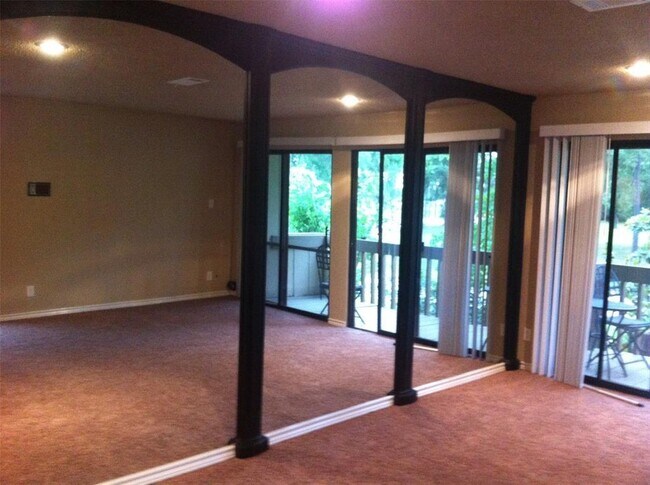 Building Photo - 15919 Golf Club Dr
