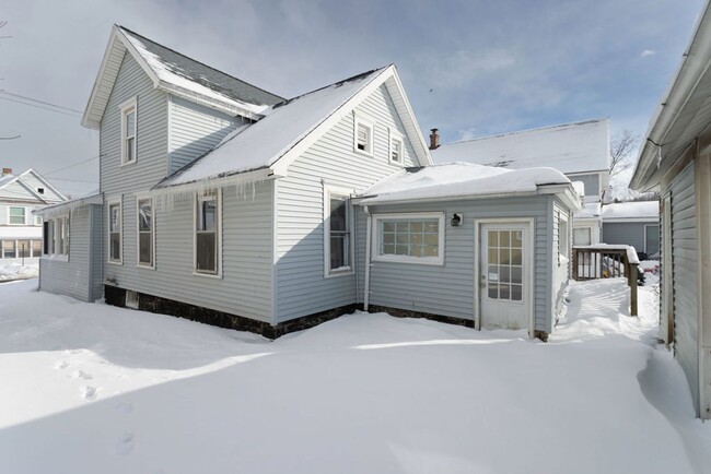 Building Photo - 4 Bedroom Single Family House Available in...