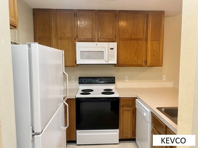 Building Photo - Top-Floor Apartment in Community Near Hors...