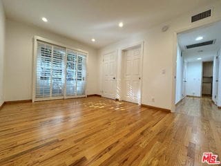 Building Photo - 805 N W Knoll Dr
