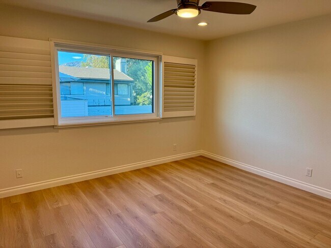 Foto del edificio - Nicely upgraded Townhome is East Simi