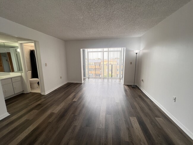 Building Photo - 1855 W 60th St